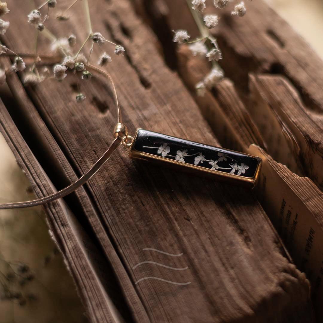 Nyx Unisex Necklace - Real flower Jewellery - Leafy Affair