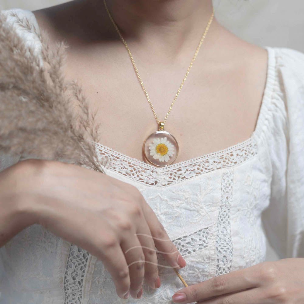 Ophelia- The Soulful Daisy - Real flower Jewellery - Leafy Affair